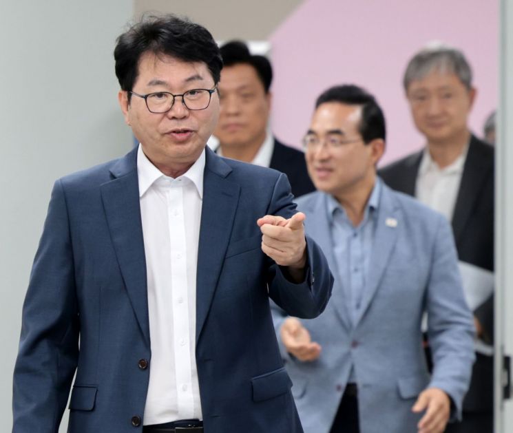 이한주 국정기획위원회 위원장이 22일 서울 종로구 정부서울청사 창성동 별관에서 열린 기자간담회장에 입장하고 있다. 연합뉴스