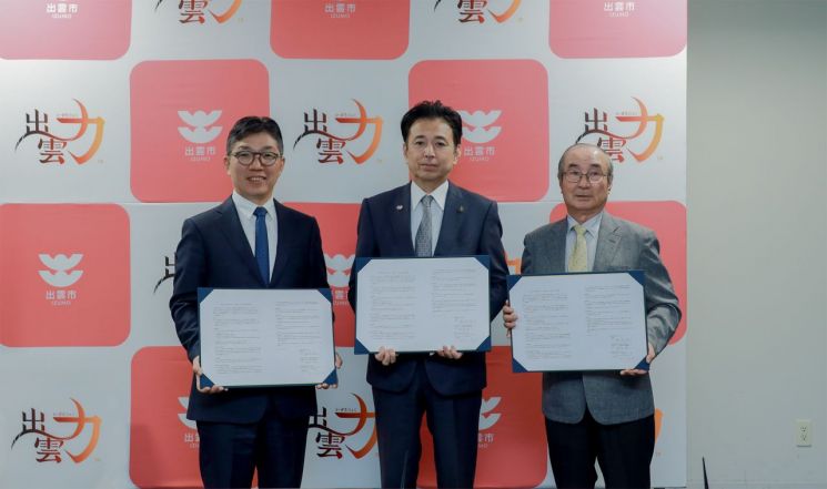 네이버클라우드가 일본 이즈모시와 '클로바 케어콜' 도입을 위한 업무 협약을 체결했다. 김유원 네이버클라우드 대표, 이이즈카 토시유키 이즈모시장, 와타나베 에이지 사회복지법인 이즈모시 사회복지협의회 회장이 기념촬영을 하고 있다.(왼쪽부터) 네이버클라우드 제공