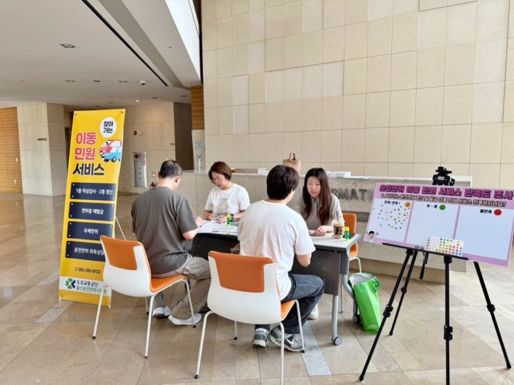 고려아연 온산제련소 임직원 사택 로비에서 '찾아가는 운전면허 민원서비스' 를 실시하는 모습. 고려아연 제공