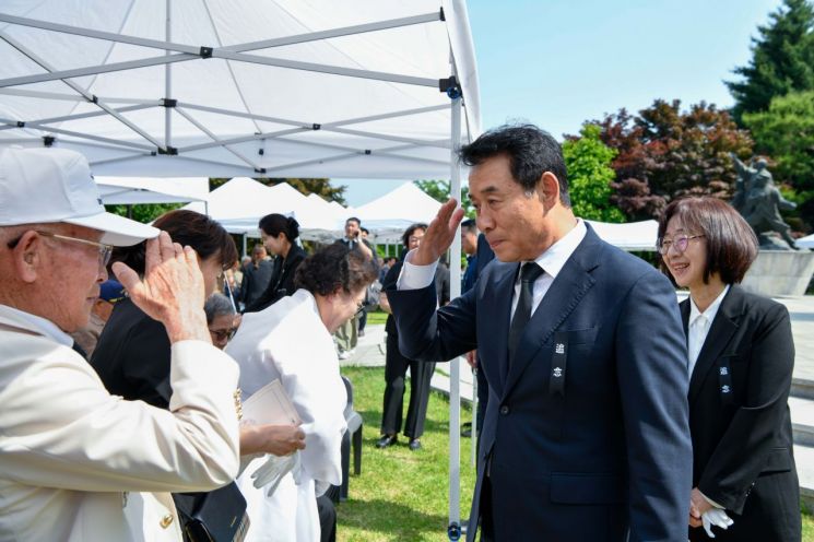 백영현 포천시장이 지난 6일 현충일 추념식에서 나라를 위해 헌신한 국가유공자에게 거수경례를 하고 있다. 포천시 제공