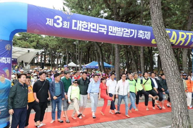 ‘제3회 대한민국 맨발걷기 축제’가 22일 포항 송도솔밭과 송도해수욕장 일원에서 열렸다. 포항시 제공