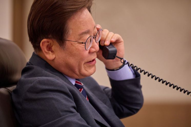 이재명 대통령이 지난 12일 서울 용산 대통령실 청사 집무실에서 앤서니 앨버니지 호주 총리와 전화 통화를 하고 있는 모습. 연합뉴스