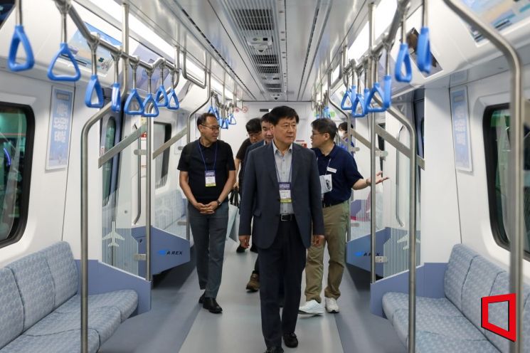 박대수 공항철도 사장이 '2025 부산국제철도기술산업전'에 전시된 신규 전동차 내부를 둘러보고 있다. 공항철도