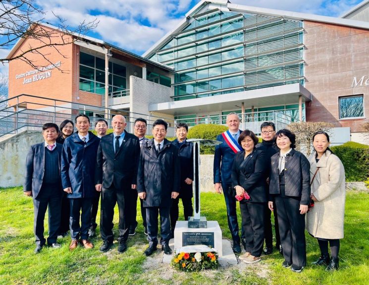 양평군 프랑스 쉬이프시 방문 한인 100주년 기념비 헌화. 양평군 제공
