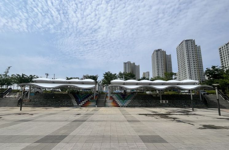하남시, 미사호수공원 계단광장에 조형쉐이드 추가 설치. 하남시 제공