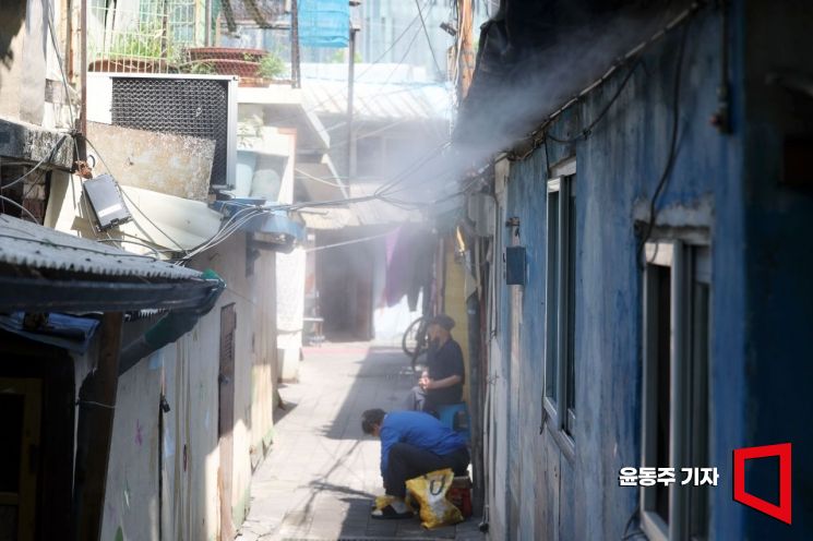 [포토] '서울 낮 최고기온 32도' 쿨링포그 가동되는 쪽방촌