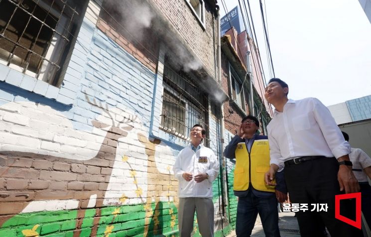 [포토] 쪽방촌 쿨링포그 가동 살펴보는 오세훈 시장