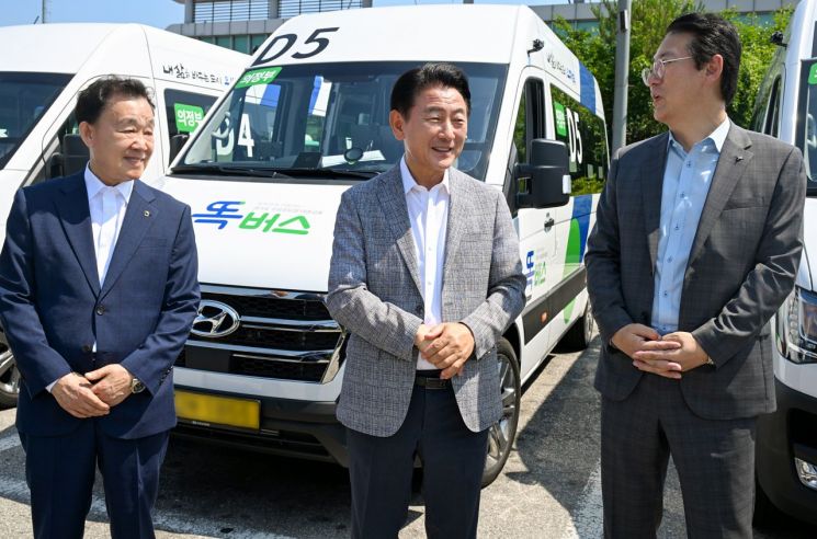 김동근 시장이 23일 공영차고지에서 '의정부 똑버스' 사전점검을 실시하고 있다. 의정부시 제공