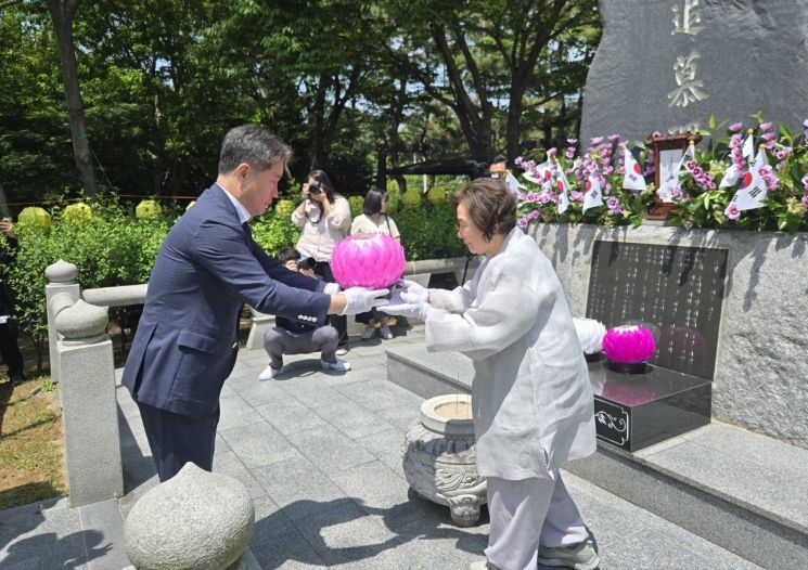이남일 부산지방보훈청장이 육법공양을 하고 있다. 부산지방보훈청 제공