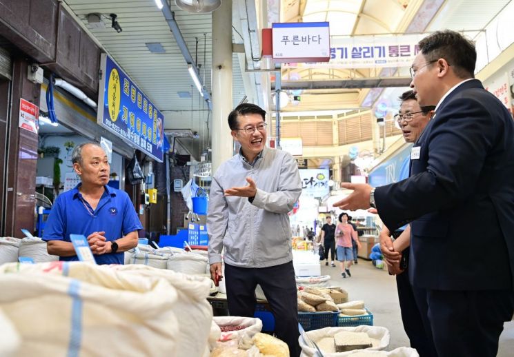 김대순 행정부지사, '통큰세일' 고양 원당시장 방문…소상공인 격려
