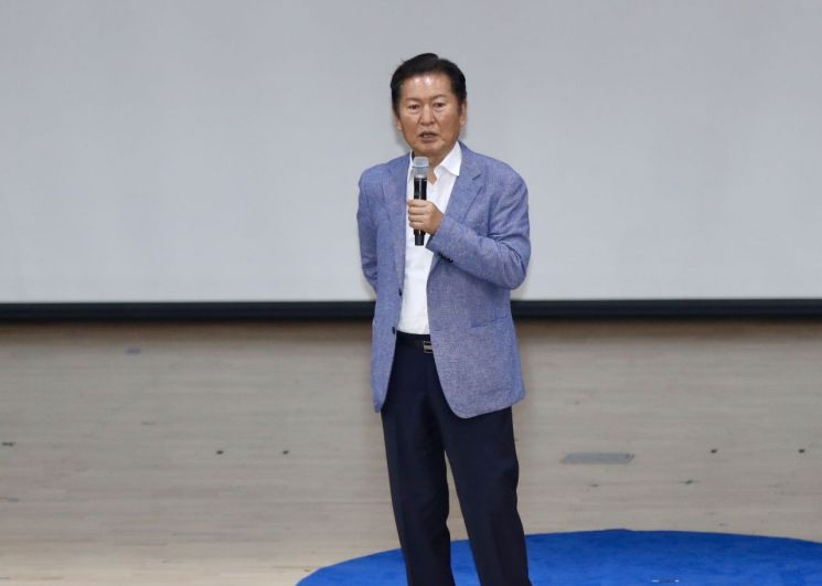 더불어민주당 정청래 의원이 '2025 무안 교육발전특구 활성화 포럼'에서 특별 강연자로 나서 민주시민교육의 필요성에 대해 강조했다. 독자 제공