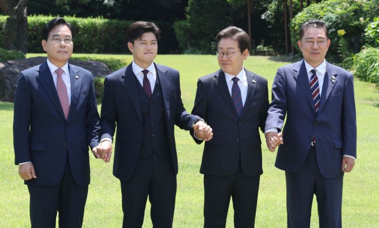 이재명 대통령이 22일 한남동 관저에서 여야 지도부와 오찬에 앞서 기념촬영을 하고 있다. 왼쪽부터 국민의힘 송언석 원내대표, 김용태 비상대책위원장, 이 대통령, 더불어민주당 김병기 당대표 직무대행 겸 원내대표. 연합뉴스