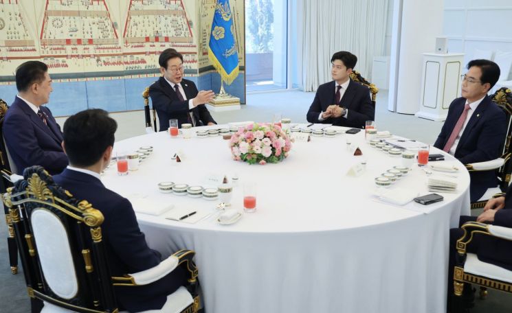이재명 대통령이 22일 서울 한남동 관저에서 열린 여야 지도부와의 오찬 회동에서 발언하고 있다. 왼쪽 아래부터 시계방향으로 강훈식 대통령비서실장, 더불어민주당 김병기 당대표 직무대행 겸 원내대표, 이 대통령, 국민의힘 김용태 비상대책위원장, 송언석 원내대표. 연합뉴스