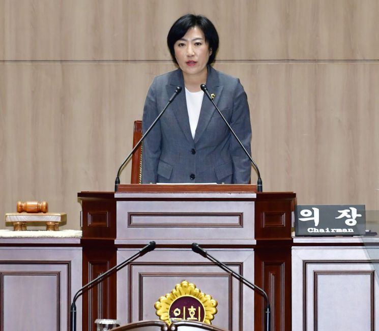 신수정 광주시의회 의장이 23일 열린 제333회 임시회 개회사에서 호남고속도로 동광주~광산 나들목 확장 사업 정부 추경예산 삭감 사태와 관련해 광주시의 안일한 행정을 질타한 뒤, 시 재정 적자를 키우는 버스준공영제에 대한 적극적인 대책 마련을 촉구하고 있다. 광주시의회 제공