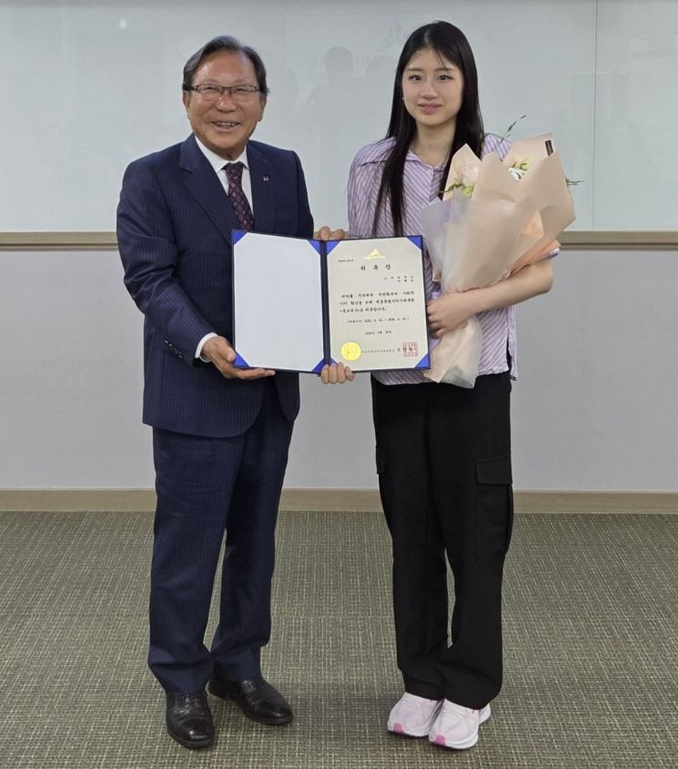 시계 방향으로 오영철 세종시 체육회장,  피겨스케이팅 국가대표 이해인 선수. /사진= 체육회 제공