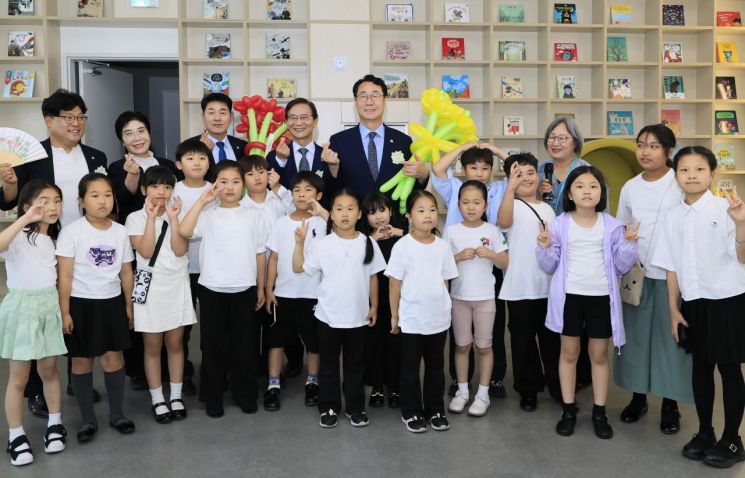 화성시 '가족만세센터' 개소식에서 정명근 화성시장이 아이들과 함께 건강한 가족문화 정착을 기원하고 있다. 화성시 제공