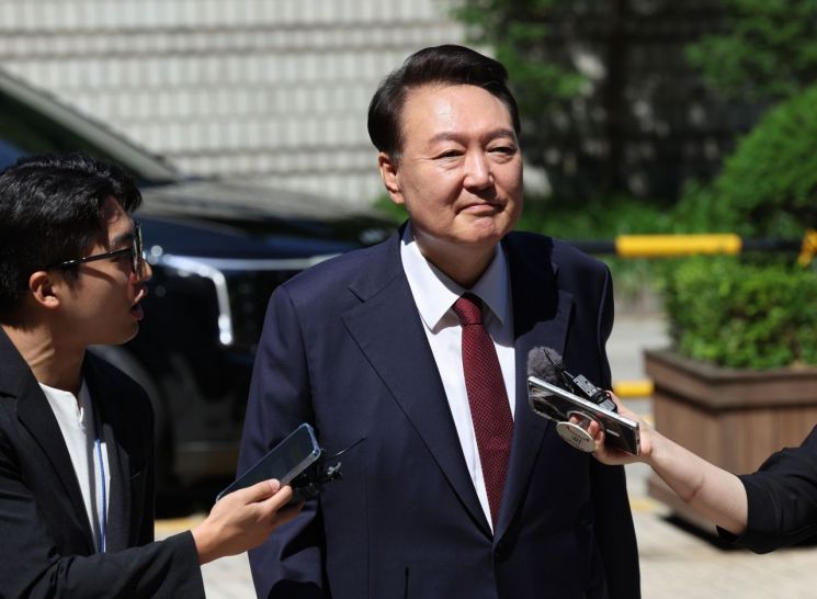 윤석열 전 대통령이 23일 내란혐의 8차 공판에 출석하고 있다. 연합뉴스