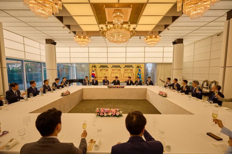 이재명 대통령이 23일 한남동 관저에서 더불어민주당 원내지도부와 만찬을 하고 있다. 대통령실