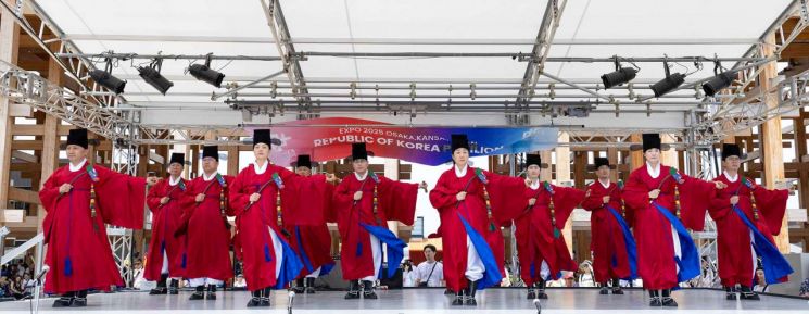 크라운해태 직원들이 국악인으로…오사카 엑스포 무대 섰다 