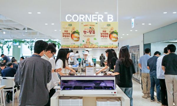 현대그린푸드가 운영 중인 단체급식 사업장에서 '맛-닿음 프로젝트'의 일환으로 서산 감자를 활용한 단체급식 메뉴를 제공하고 있는 모습. 현대그린푸드