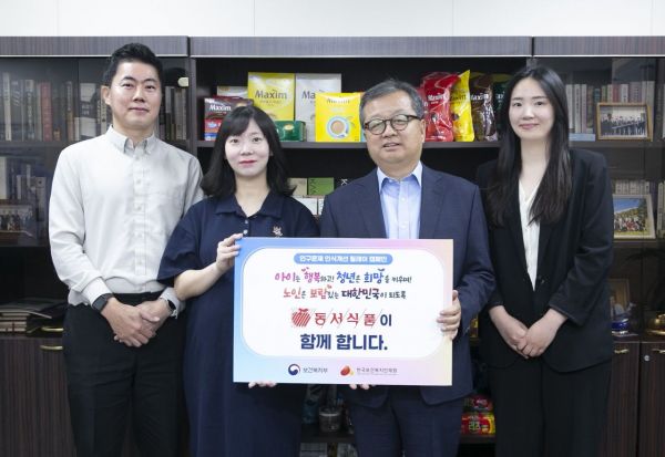 김광수 동서식품 대표(오른쪽 두 번째)와 임직원들이 '인구문제 인식개선 릴레이 캠페인'에 동참한 후 기념사진을 촬영하고 있다. 동서식품