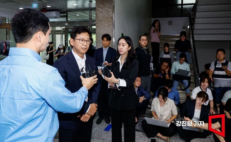 [포토] 취재진 질문에 답하는 배경훈 과기부 장관 후보자