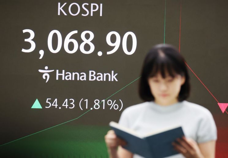 코스피가 이스라엘과 이란의 완전한 휴전 합의 소식에 힘입어 24일 3,060대에서 강세 출발한 24일 서울 중구 하나은행 딜링룸 현황판에 코스피 지수 등이 표시되고 있다. 연합뉴스