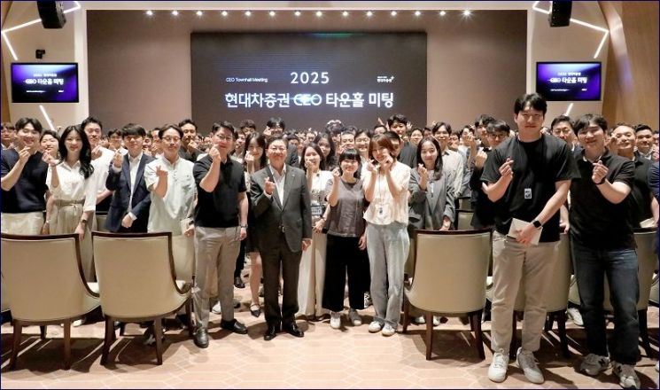 지난 23일 서울 여의도 한국거래소(KRX)에서 배형근 현대차증권 사장(가운데)이 임직원들과 함께 기념 사진 촬영을 하고 있다. 현대차증권