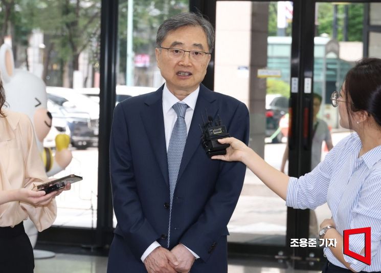 [포토] 취재진 질문에 답하는 조현 외교부장관 후보자 