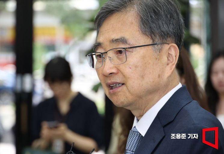 [포토] 취재진 질문에 답하는 조현 외교부장관 후보자