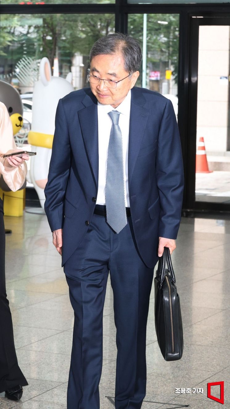 [포토] 인사하는 조현 외교부장관 후보자