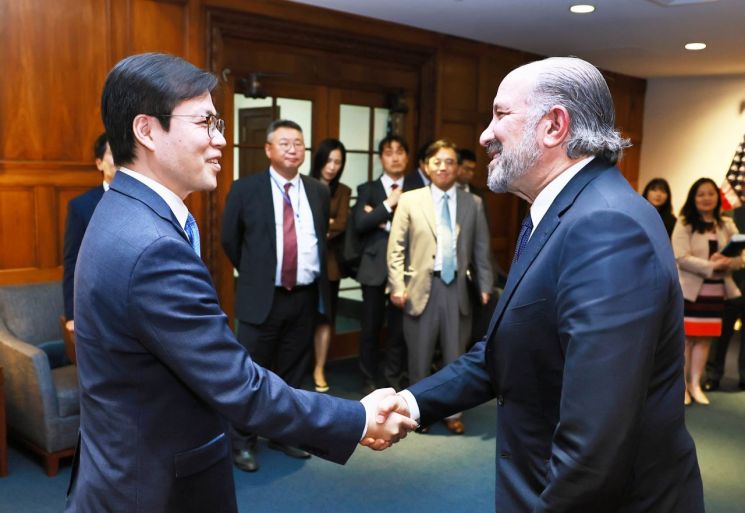여한구 통상교섭본부장(왼쪽)이 23일(현지시간) 워싱턴 D.C 상무부 회의실에서 하워드 러트닉 미 상무부 장관과 만나 인사를 나누고 있다. 산업통상자원부 제공