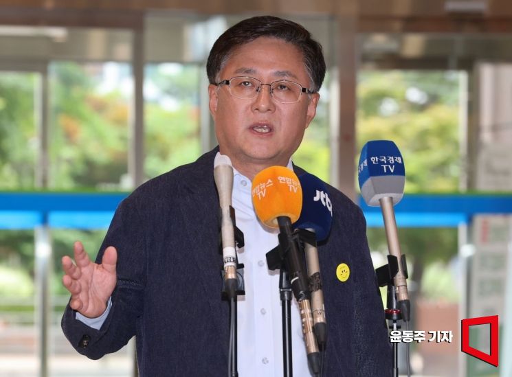 김성환 환경부 장관 후보자가 24일 서울 영등포구 여의도 이룸센터에 마련된 인사청문회 준비 사무실로 출근, 소감을 밝히고 있다. 2025.06.24 윤동주 기자