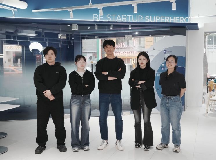 헬프티처 임직원 단체사진. 헬프티처