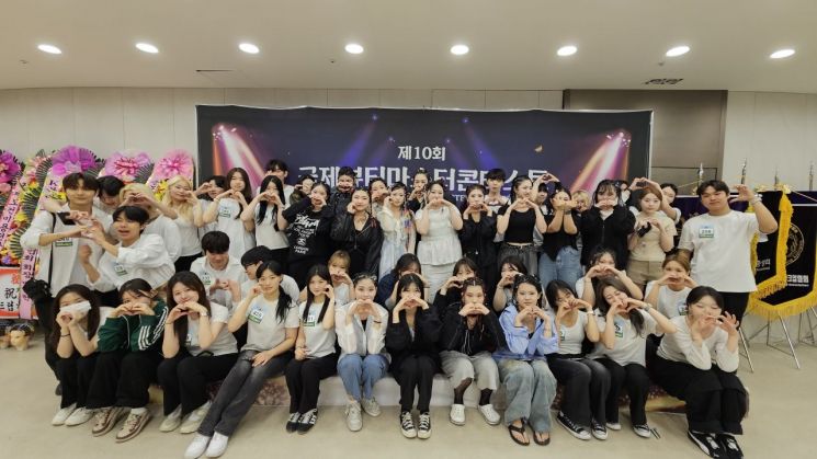 동명대가 국제뷰티마스터콘테스트 8년 연속 ‘최고그랑프리’를 수상하고 기념촬영하고 있다. 동명대 제공