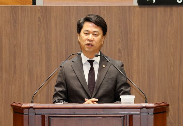 5뷴발언을 통해 만해 한용운선사 묘소를 홍성으로 모셔야 한다고 주장하는 충남도의회 이상근 의원./충남도의회 제공