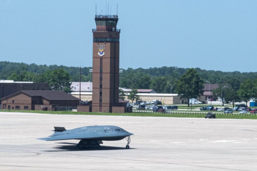 미국 공군의 B-2 스텔스 폭격기가 22일 이란의 핵 시설을 공격하는 '미드나잇 해머'(한밤의 망치) 작전을 수행한 뒤 미국 미주리주 화이트먼 공군 기지로 복귀하고 있다.  / 로이터연합뉴스