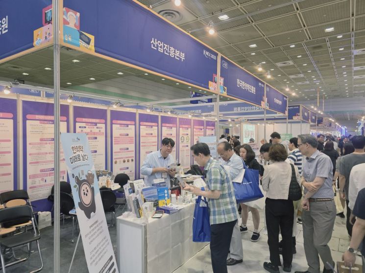 22일 서울 코엑스에서 개최된 ′2025 한의약과 통합의약 국제산업박람회 전시 부스. 한국한의약진흥원 제공