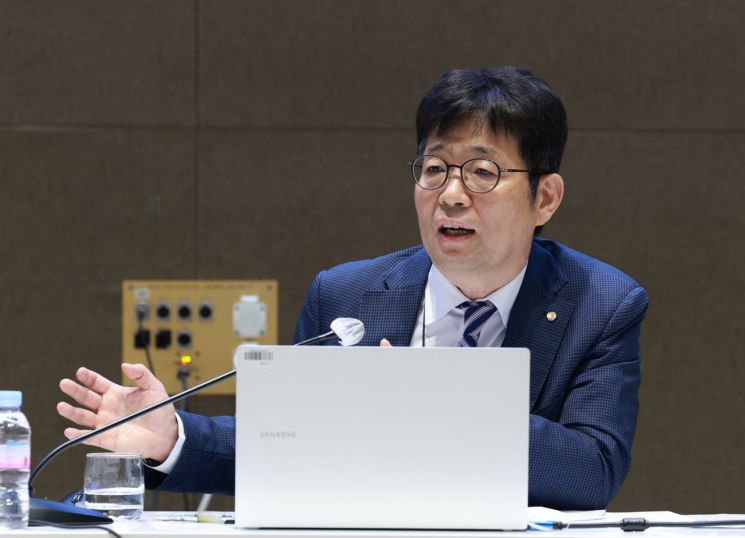 유상대 한국은행 부총재가 24일 서울 중구 한은 별관에서 열린 금융통화위원 정기 기자간담회에서 질문에 답변하고 있다. 한국은행