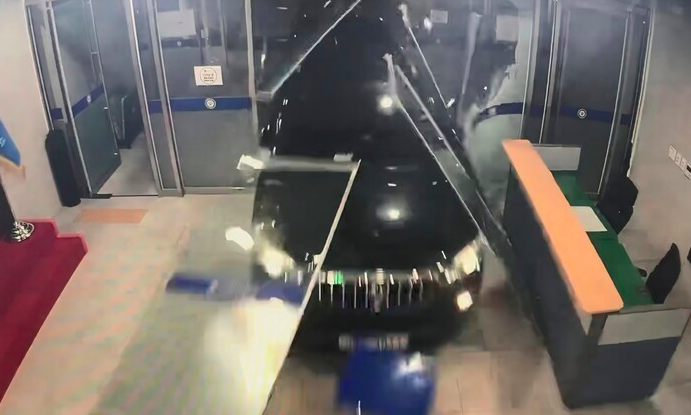 경찰서 돌진하는 차량. 전남 순천경찰서