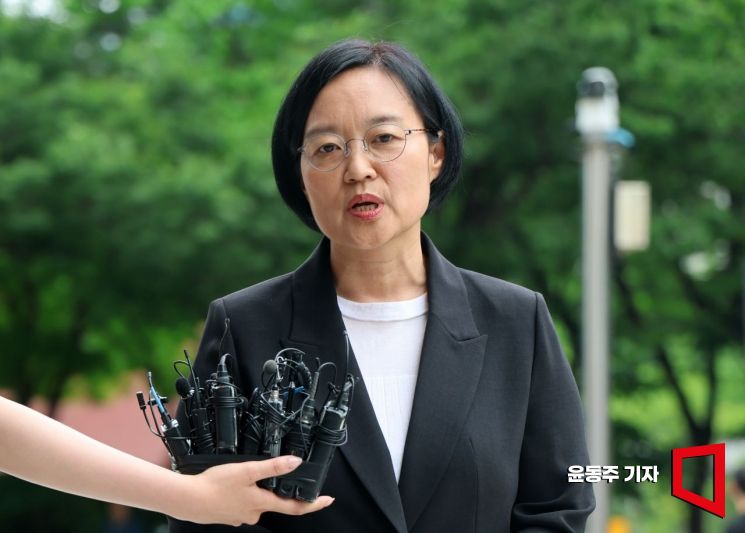 한성숙 중소벤처기업부 장관 후보자가 24일 서울 영등포구 여의도 삼희익스콘벤처타워에 마련된 인사청문회 준비 사무실로 출근, 소감을 밝히고 있다. 윤동주 기자