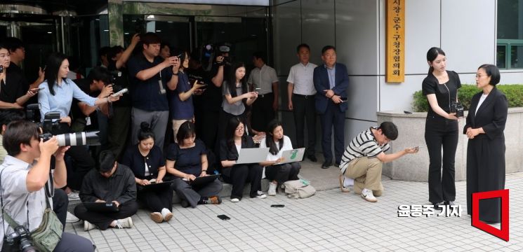 [포토] 취재진 앞에 선 한성숙 중소벤처기업부 장관 후보자