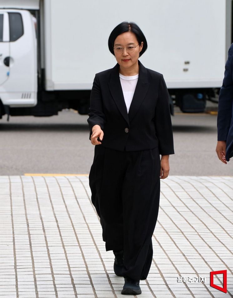 [포토] 출근하는 한성숙 중소벤처기업부 장관 후보자