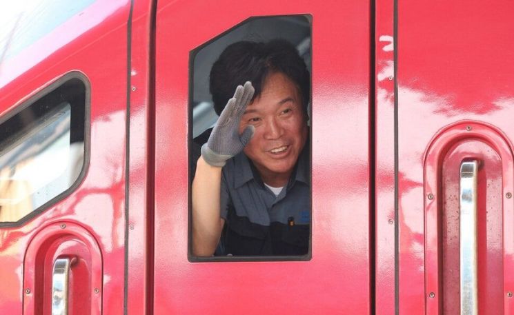 김영훈 고용노동부 장관 후보자가 지난 23일 경북 김천역에서 ITX 마음 열차 운행을 위해 기관실에 탑승한 뒤 배웅 나온 역무원을 향해 인사하고 있다. 김 후보자는 현직 코레일 기관사이자 전 민주노총 위원장이다. 연합뉴스