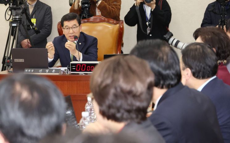 더불어민주당 소속 신정훈 위원장이 지난 3월 6일 서울 여의도 국회 행정안전위원회에서 열린 김대웅 중앙선거관리위원회 위원 후보자에 대한 인사청문회에서 여당 의원들의 노태악 중앙선거관리위원장의 출석을 놓고 의사진행 발언이 어어지자 발언하고 있다. 연합뉴스