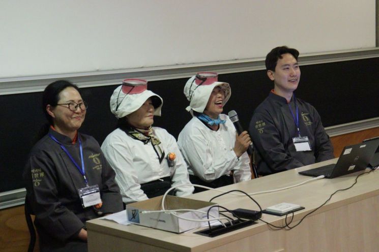 '세상에서 가장 강한 엄마'…파리 대학에 초대된 '이 사람들'