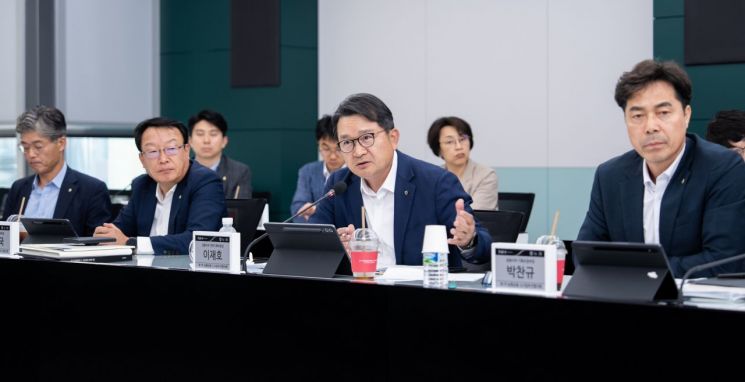 농협금융지주는 23일 서울 중구 본사에서 이재호 전략기획부문 부사장(오른쪽에서 두 번째) 주재로 '2025년 제1차 신사업추진협의회'를 개최했다. 농협금융지주 제공