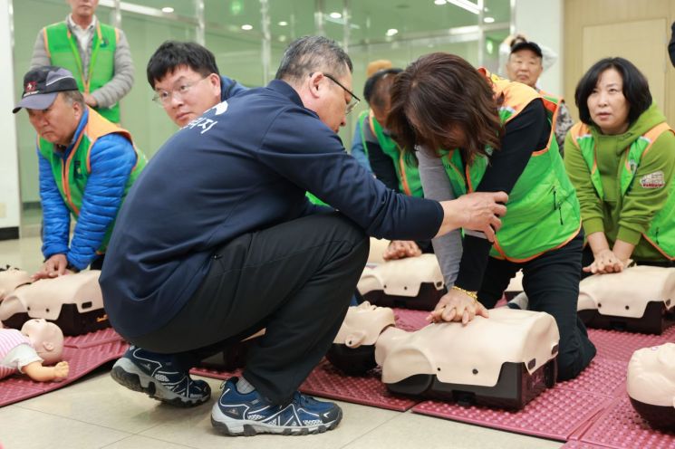 김포시 자율방재단 단원이 재해구호 전문인력 양성교육의 일환으로 CPR 실습에 참여하고 있다. 희망브리지