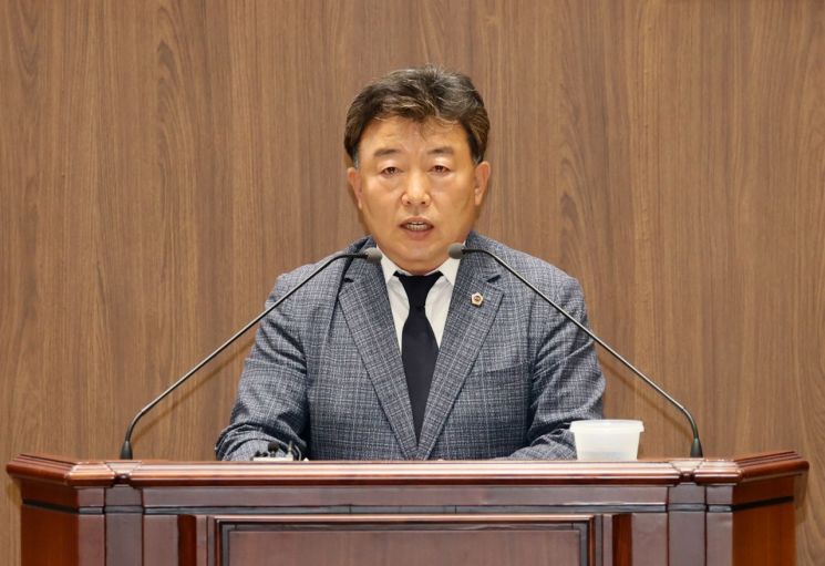 금강 하구 생태복원과해수유통으로 지역상생 전략 마련 필요성을 주장하며 국정과제 채택을 주문하는 오신환 의원./충남도의회 제공