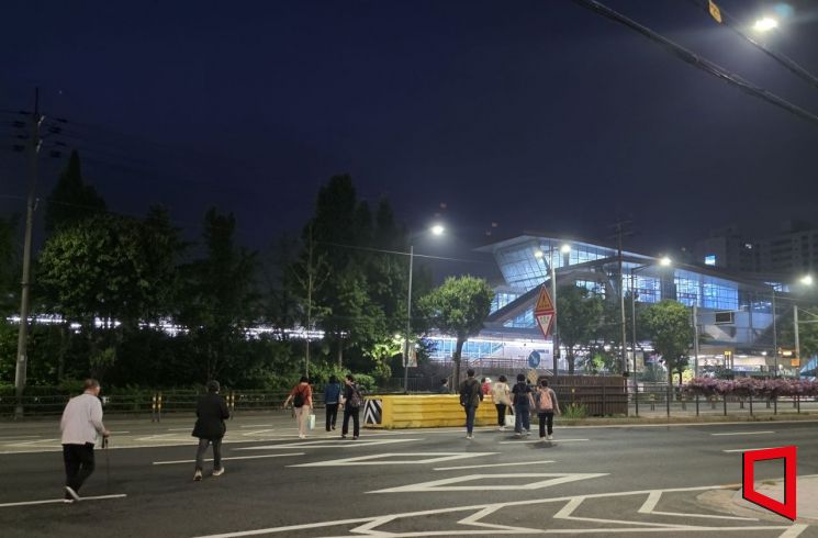 [新교통난민 보고서]①"늘 타던 버스가 사라졌어요"…새벽 4시28분 헐레벌떡 무단횡단해 환승
